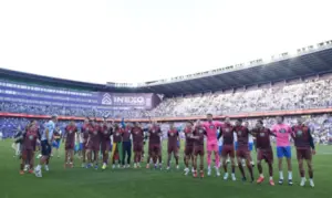 FOTOGRAFÍA. VALLADOLID (CASTILLA Y LEÓN), 24 DE MAYO DE 2026. El Deportivo regresa a la primera división tras imponerse al Valladolid 0-2. Los jugadores del Deportivo celebran su ascenso tras vencer en el partido de la jornada 41 de la Liga Hypermotion que disputaban el Real Valladolid y el RC Deportivo de La Coruña, este domingo en el estadio José Zorrilla de Valladolid. Efe