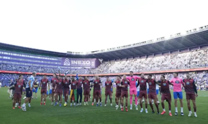 FOTOGRAFÍA. VALLADOLID (CASTILLA Y LEÓN), 24 DE MAYO DE 2026. El Deportivo regresa a la primera división tras imponerse al Valladolid 0-2. Los jugadores del Deportivo celebran su ascenso tras vencer en el partido de la jornada 41 de la Liga Hypermotion que disputaban el Real Valladolid y el RC Deportivo de La Coruña, este domingo en el estadio José Zorrilla de Valladolid. Efe