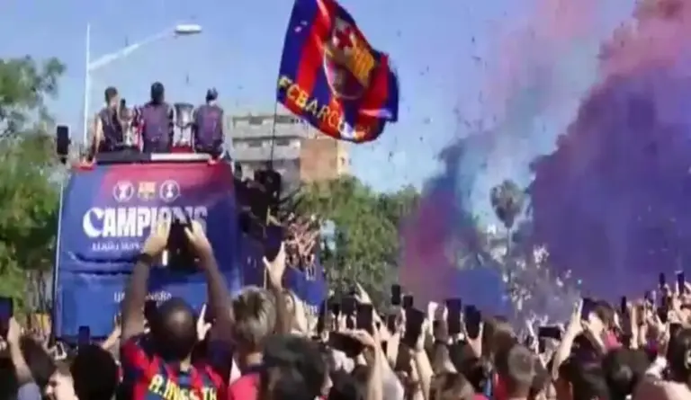 FOTOGRAFÍA. BARCELONA (CATALUÑA) ESPAÑA, 11 DE MAYO DE 2026. La rúa del título de Liga del Barça recorre las calles ante miles de seguidores. Miles de aficionados azulgranas persiguen por las calles del centro de Barcelona a la rúa de FC Barcelona para celebrar el título d ela liga, conseguido ayer, domingo 10 de mayo ante un desconocido Real Madrid que llegó al clásico con un enfrentamiento interno que ha acabo en sanciones de 500.000 euros dictadas por la dirección del Real Madrid a los jugadores de su vestuario que cierra el año deportivo en blanco como el color de su camiseta. Captura vídeo Efe