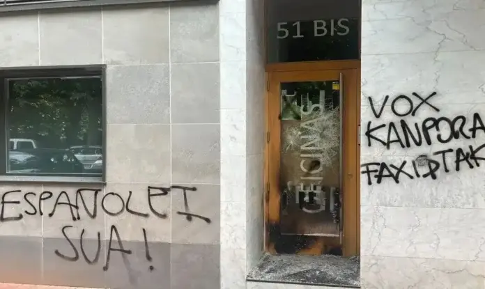 sede VOX Vitoria, Álava, Ataque con extrema violencia a VOX en Vitoria Pedro Sánchez señala y sus socios separatistas actúan FOTOGRAFÍA. VITORIA (ÁLAVA) LAS VASCONGADAS (ESPAÑA), 18 DE MAYO DE 2026. Ataque con extrema violencia a VOX en Vitoria: Pedro Sánchez señala y sus socios separatistas actúan. Grupos antidemocráticos atacan con extrema violencia la sede de VOX en Vitoria, en la provincia de Álava, Comunidad Autónoma de Las Vascongadas. "#URGENTE Intentan prender fuego a la sede de VOX de Álava". "Segundo ataque consecutivo contra la sede de VOX en Vitoria: ayer reventaron con piedras la puerta de acceso y esta madrugada han intentado quemarla", denuncian en un comunicado desde VOX este domingo, advirtiendo de que cuando el líder de la formación, Santiago Abascal Conde, gobierne España pronto, esto ataques contra la democracia van a acabar. Lasvocesdelpueblo (Ñ Pueblo)