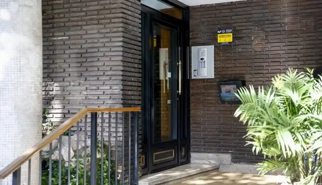 FOTOGRAFÍA. MADRID (ESPAÑA), 27 DE MAYO DE 2026. Corrupción: La Guardia Civil registra la sede nacional del Partido Socialista en calle Ferraz. Vista del portal donde se encuentra el domicilio en Madrid del exvicepresidente de la Junta de Andalucía y ex alto cargo del PSOE imputado hoy por corrupción, Gaspar Carlos Zarrías Arévalo (Gaspar Zarrias). Efe