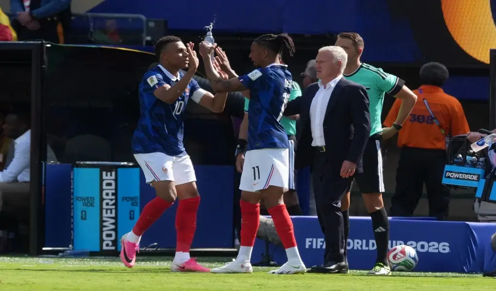 FOTOGRAFÍA. JEAST RUTHERFOR (ESTADOS UNIDOS DE AMÉRICA, EEUU), 16 DE JUNIO DE 2026. La dupla Olise-Mbappé desatasca un Francia - Senegal espeso de los galos 3-1. Kylian Mbappe (i) celebra su gol con Michael Olise, el primero de los dos que Francia infligió este martes a Senegal en el partido que cerró la primera jornada del Grupo I del Mundial en el estadio MetLife de Nueva Jersey. Efe