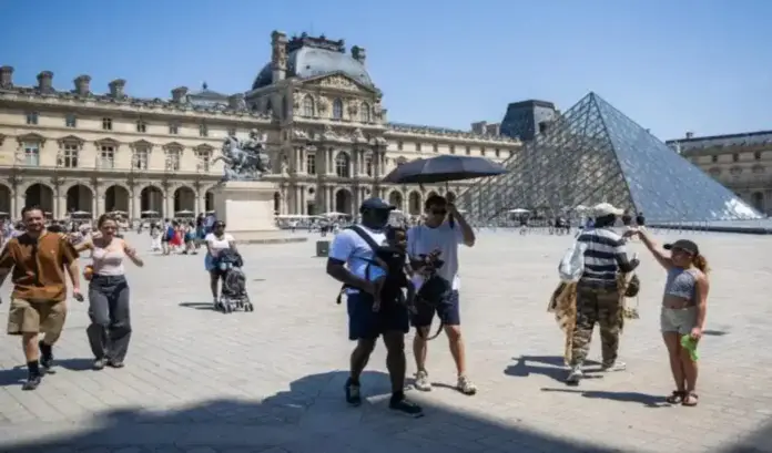 FOTOGRAFÍA. FECHA Y LUGAR RELACIONADOS CON EL CONTENIDO. PARÍS (FRANCIA), 28 DE JUNIO DE 2026. Las autoridades francesas ofrecieron este domingo un primer balance sobre las víctimas asociadas con el extremo calor en el país y registraron 1.000 muertes más que lo habitual desde el pasado miércoles, coincidiendo con la mitad de la ola de calor. Efe