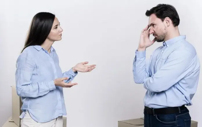 FOTOGRAFÍA. MADRID (ESPAÑA), 24 DE JUNIO DE 2026. 20.832 demandas de divorcio en España en el primer trimestre. Detalle de una pareja armando una pelea, visiblemente mostrando una clara pérdida de confianza y falta de credibilidad. Según los datos recogidos por el Servicio de Estadística del Consejo General del Poder Judicial de España, los órganos judiciales registraron en ese periodo un total de 20.832 demandas de disolución matrimonial (separaciones, divorcios y nulidades). Imagen creada por Freepik (Magic)