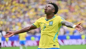 FOTOGRAFÍA. HOUSTON (ESTADOS UNIDOS DE AMÉRICA, EEUU), 29 DE JUNIO DE 2026. Brasil pasa a los octavos de final en un final de infarto ante Japón 2-1. Vinicius Junior, de Brasil, reacciona durante el partido de la Copa Mundial de la FIFA 2026. Efe