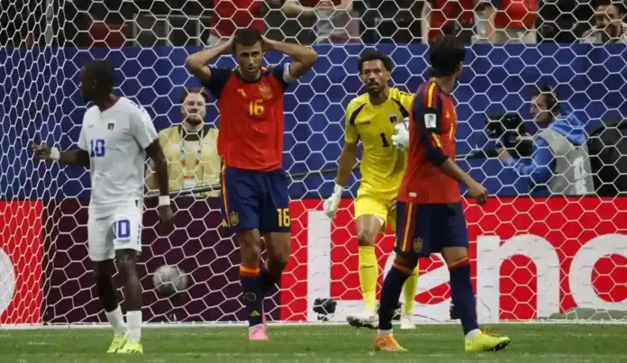 España, Cabo Verde, Mundial 2026 FOTOGRAFÍA. ATLANTA (ESTADO DE GEORGIA) ESTADOS UNIDOS DE AMÉRICA, EEUU, 15 DE JUNIO DE 2026. Cabo Verde resiste ante España y suma un punto 0-0. España debutó en el Mundial con la vitola de favorita. Un partido inicial para poner las cartas sobre la mesa, pero sufrió en exceso. Ritmo plano y movimiento lento de balón a pesar de las condiciones climáticas perfectas en el estadio de Atlanta; techado y con aire acondicionado. Cabo Verde resistió y sumó un punto en su debut mundialista. Efe