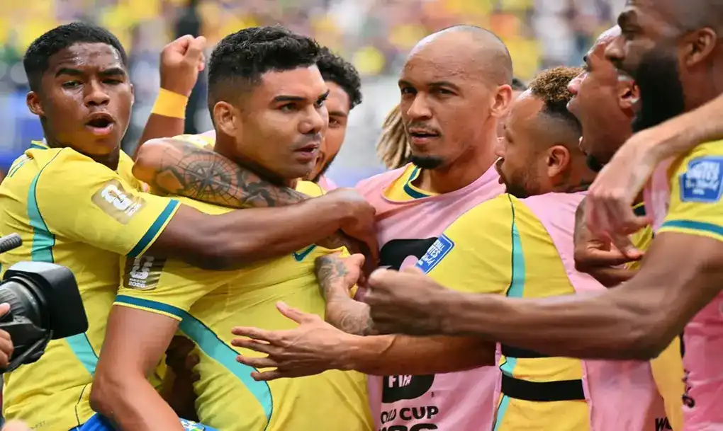 FOTOGRAFÍA. HOUSTON (ESTADOS UNIDOS DE AMÉRICA, EEUU), 29 DE JUNIO DE 2026. Brasil pasa a los octavos de final en un final de infarto ante Japón 2-1. Casemiro (2-L) de Brasil celebra con sus compañeros tras marcar el gol en la Copa Mundial de la FIFA 2026. Efe