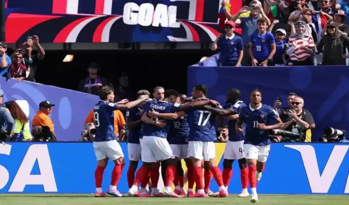 Francia Senegal FOTOGRAFÍA. JEAST RUTHERFOR (ESTADOS UNIDOS DE AMÉRICA, EEUU), 16 DE JUNIO DE 2026. La dupla Olise-Mbappé desatasca un Francia - Senegal espeso de los galos 3-1. Kylian Mbappe (c) es felicitado tras el gol que puso adelante a Francia en su partido contra Senegal al cierre de la primera jornada del Grupo I del Mundial en el estadio MetLife de Nueva Jersey Efe