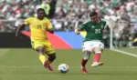 FOTOGRAFÍA. CIUDAD DE MÉXICO (MÉXICO), 11 DE JUNIO DE 2026. Roberto Alvarado (d) de México disputa un balón con Mbekezeli Mbokazi de Sudáfrica este jueves, durante un partido del grupo A del Mundial de la FIFA 2026 entre México y Sudáfrica en el estadio Ciudad de México (México). Efe
