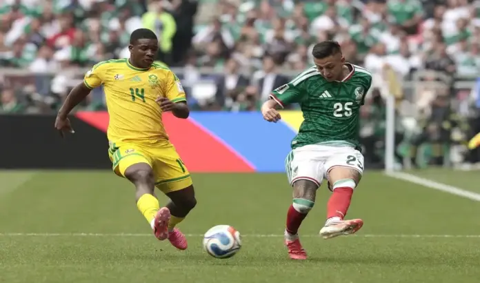 FOTOGRAFÍA. CIUDAD DE MÉXICO (MÉXICO), 11 DE JUNIO DE 2026. Roberto Alvarado (d) de México disputa un balón con Mbekezeli Mbokazi de Sudáfrica este jueves, durante un partido del grupo A del Mundial de la FIFA 2026 entre México y Sudáfrica en el estadio Ciudad de México (México). Efe