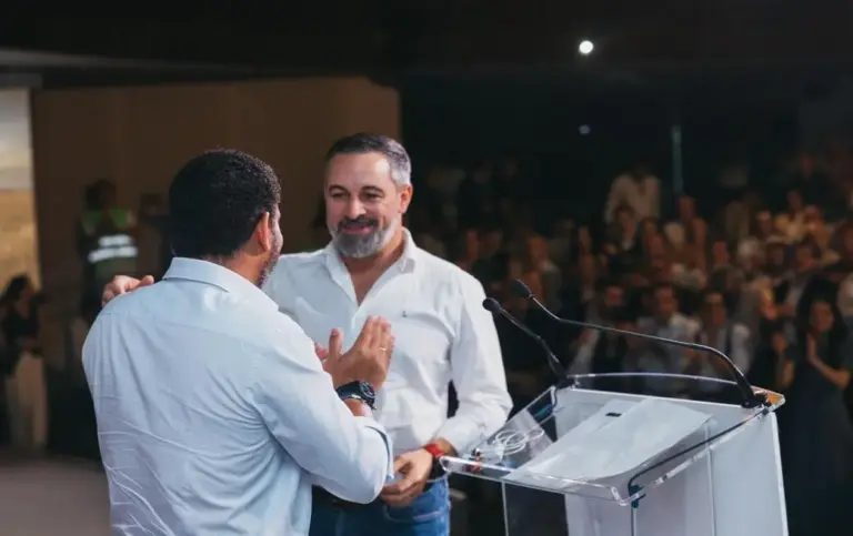 FOTOGRAFÍA. MADRID (ESPAÑA), 27 DE JUNIO DE 2026. Abascal: Estamos con los principios. Los destacados dirigentes de VOX: el presidente de VOX, Santiago Abascal Conde; el secretario general de VOX, Ignacio Garriga Vaz de Conceiçao; el portavoz nacional de Economía, Energía y Desregulación, José María Figaredo Álvarez-Sala (José María Figaredo); el vicepresidente del Gobierno autonómico de Aragón, Alejandro Nolasco Asensio; el vicepresidente del Gobierno de la Junta de Castilla y León, Carlos Pollán Fernández; y el vicepresidente del Gobierno de la Junta de Extremadura, Óscar Fernández Calle; han presentado este sábado el llamado "Programa de Desregulación ¡Al Grano! Una Vida Más Fácil de VOX" durante un multitudinario acto público de clausura de la Asamblea General Ordinaria de VOX 2026 en el Auditorio Mutua Madrileña de Madrid, capital de España. Lasvocesdelpueblo (Ñ Pueblo)