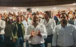 FOTOGRAFÍA. MADRID (ESPAÑA), 27 DE JUNIO DE 2026. Abascal: Estamos con los principios. Los destacados dirigentes de VOX: el presidente de VOX, Santiago Abascal Conde; el secretario general de VOX, Ignacio Garriga Vaz de Conceiçao; el portavoz nacional de Economía, Energía y Desregulación, José María Figaredo Álvarez-Sala (José María Figaredo); el vicepresidente del Gobierno autonómico de Aragón, Alejandro Nolasco Asensio; el vicepresidente del Gobierno de la Junta de Castilla y León, Carlos Pollán Fernández; y el vicepresidente del Gobierno de la Junta de Extremadura, Óscar Fernández Calle; han presentado este sábado el llamado "Programa de Desregulación ¡Al Grano! Una Vida Más Fácil de VOX" durante un multitudinario acto público de clausura de la Asamblea General Ordinaria de VOX 2026 en el Auditorio Mutua Madrileña de Madrid, capital de España. Lasvocesdelpueblo (Ñ Pueblo)