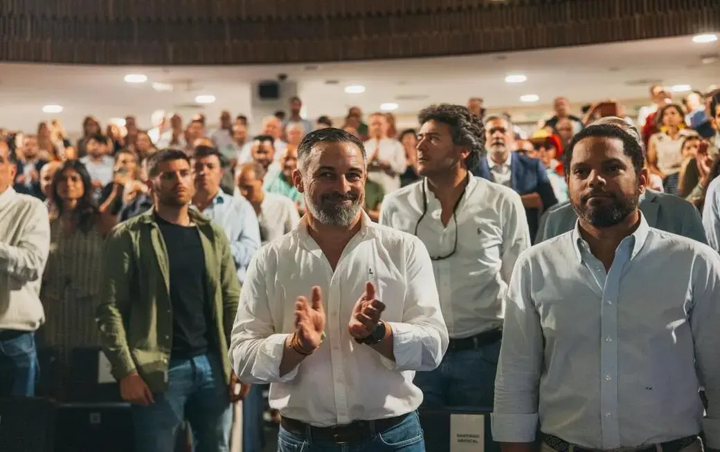 FOTOGRAFÍA. MADRID (ESPAÑA), 27 DE JUNIO DE 2026. Abascal: Estamos con los principios. Los destacados dirigentes de VOX: el presidente de VOX, Santiago Abascal Conde; el secretario general de VOX, Ignacio Garriga Vaz de Conceiçao; el portavoz nacional de Economía, Energía y Desregulación, José María Figaredo Álvarez-Sala (José María Figaredo); el vicepresidente del Gobierno autonómico de Aragón, Alejandro Nolasco Asensio; el vicepresidente del Gobierno de la Junta de Castilla y León, Carlos Pollán Fernández; y el vicepresidente del Gobierno de la Junta de Extremadura, Óscar Fernández Calle; han presentado este sábado el llamado "Programa de Desregulación ¡Al Grano! Una Vida Más Fácil de VOX" durante un multitudinario acto público de clausura de la Asamblea General Ordinaria de VOX 2026 en el Auditorio Mutua Madrileña de Madrid, capital de España. Lasvocesdelpueblo (Ñ Pueblo)