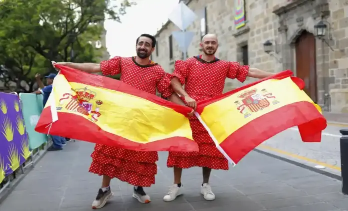 FOTOGRAFÍA. GUADALAJARA (MÉXICO), 26 DE JUNIO DE 2026. Aficionados de España y Uruguay calientan el ambiente. Aficionados de España y Uruguay calientan el ambiente. Aficionados de España sostienen banderas este viernes, previo al partido del grupo H del Mundial de la FIFA 2026 entre Uruguay y España en el estadio Akron en Guadalajara (México). Efe