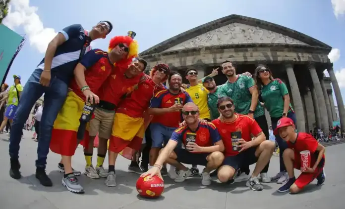 FOTOGRAFÍA. GUADALAJARA (MÉXICO), 26 DE JUNIO DE 2026. Aficionados de España y Uruguay calientan el ambiente. Aficionados de España posan este viernes, previo al partido del grupo H del Mundial de la FIFA 2026 entre Uruguay y España en el estadio Akron en Guadalajara (México). Efe