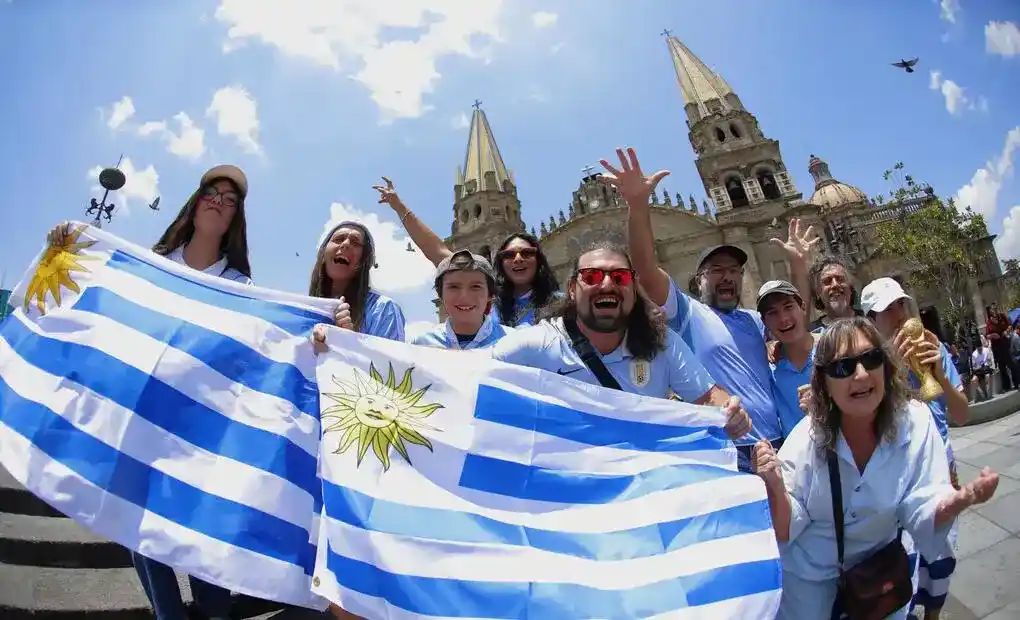 FOTOGRAFÍA. GUADALAJARA (MÉXICO), 26 DE JUNIO DE 2026. Aficionados de España y Uruguay calientan el ambiente. Aficionados de España y Uruguay calientan el ambiente. Aficionados de Uruguay posan este viernes, previo al partido del grupo H del Mundial de la FIFA 2026 entre Uruguay y España en el estadio Akron en Guadalajara (México). Efe