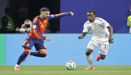 FOTOGRAFÍA. ATLANTA (ESTADO DE GEORGIA) ESTADOS UNIDOS DE AMÉRICA, EEUU, 21 DE JUNIO DE 2026. Baena: Formar tridente con Yamal y Oyarzabal es espectacular. El centrocampista de España Alex Baena (i) pelea un balón con el defensa de Arabia Saudí Saud Abdulhamid durante el partido del Mundial 2026 entre España y Arabia Saudí, este domingo en Atlanta. Efe