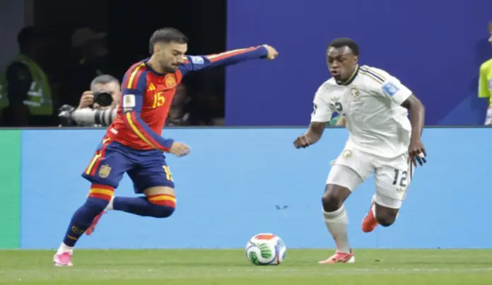 Alejandro Baena Rodríguez (Álex Baena), Formar tridente con Yamal y Oyarzabal es espectacular FOTOGRAFÍA. ATLANTA (ESTADO DE GEORGIA) ESTADOS UNIDOS DE AMÉRICA, EEUU, 21 DE JUNIO DE 2026. Baena: Formar tridente con Yamal y Oyarzabal es espectacular. El centrocampista de España Alex Baena (i) pelea un balón con el defensa de Arabia Saudí Saud Abdulhamid durante el partido del Mundial 2026 entre España y Arabia Saudí, este domingo en Atlanta. Efe