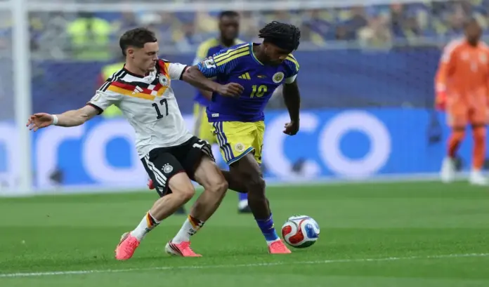 FOTOGRAFÍA. HOUSTON (ESTADO DE TEXAS) ESTADO UNIDOS DE AMÉRICA, EEUU, 14 DE JUNIO DE 2026. Alemania luce poderío ofensivo y fútbol coral Curazao 7-1. El centrocampista alemán Florian Wirtz, y el centrocampista de Curazao Leandro Bacuna, durante el partido del grupo C del Mundial 2026. Efe