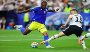 FOTOGRAFÍA. HOUSTON (ESTADO DE TEXAS) ESTADO UNIDOS DE AMÉRICA, EEUU, 14 DE JUNIO DE 2026. Alemania luce poderío ofensivo y fútbol coral Curazao 7-1. El delantero de Curazao Jürgen Locadia (i) se dispone a chuta ante Nico Schlotterbeck, de Alemania, durante el partido del grupo C del Mundial 2026. Efe