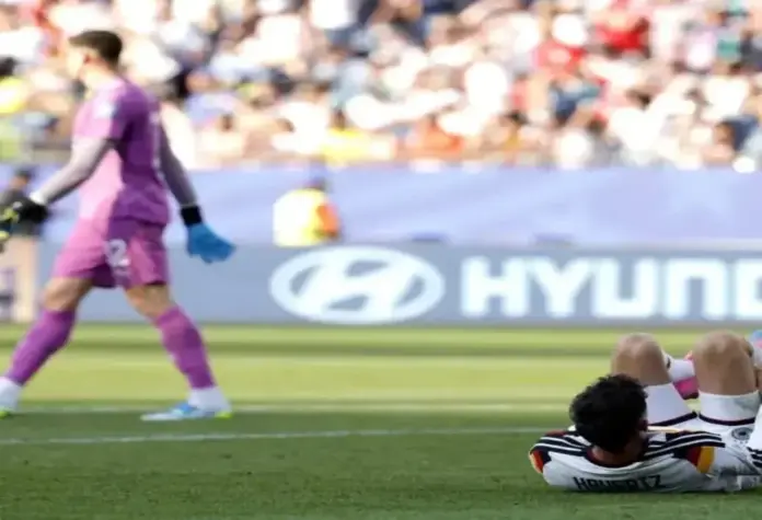 FOTOGRAFÍA. FOXBOROUGH (ESTADO DE MASSACHUSETTS) ESTADOS UNIDOS DE AMÉRICA, EEUU, 29 DE JUNIO DE 2026. Alemania queda por primera vez eliminada de un Mundial. Kai Havertz, de Alemania, yace bocarriba en el césped del estadio Foxborough, en Boston, mientras el héroe de Paraguay en los penales, el portero Orlando Gill, camina orondo. Efe