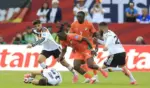 FOTOGRAFÍA. TORONTO (CANADÁ), 20 DE JUNIO DE 2026. Alemania sobrevive al vértigo de Costa de Marfil 2-1. Kai Havertz (i) y Deniz Undav (d), de Alemania, disputan el balón con Wilfried Singo, de Costa de Marfil, en un partido del grupo E del Mundial de la FIFA 2026 entre Alemania y Costa de Marfil en el estadio BMO en Toronto (Canadá). Efe