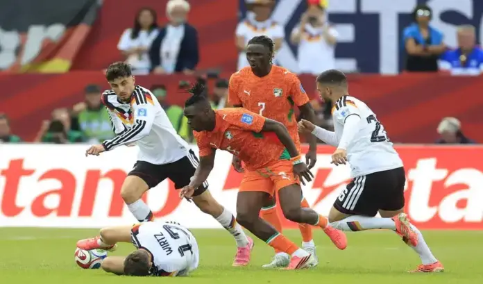 Alemania sobrevive al vértigo de Costa de Marfil 2-1 (1) FOTOGRAFÍA. TORONTO (CANADÁ), 20 DE JUNIO DE 2026. Alemania sobrevive al vértigo de Costa de Marfil 2-1. Kai Havertz (i) y Deniz Undav (d), de Alemania, disputan el balón con Wilfried Singo, de Costa de Marfil, en un partido del grupo E del Mundial de la FIFA 2026 entre Alemania y Costa de Marfil en el estadio BMO en Toronto (Canadá). Efe