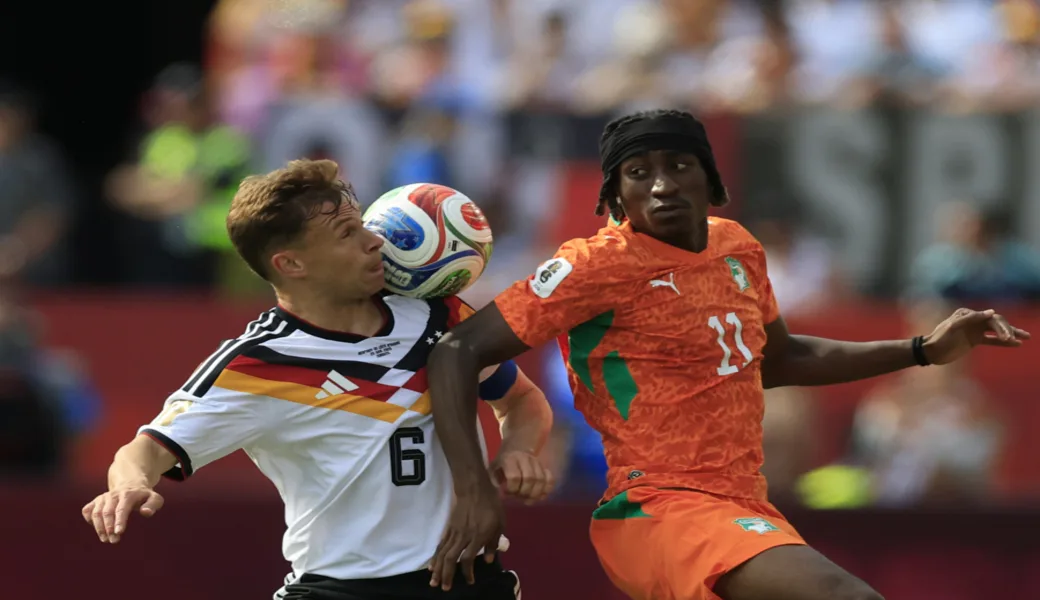 FOTOGRAFÍA. TORONTO (CANADÁ), 21 DE JUNIO DE 2026. Alemania sobrevive al vértigo de Costa de Marfil 2-1. Joshua Kimmich (i), de Alemania, disputa el balón con Yan Diomande, de Costa de Marfil, en un partido del grupo E del Mundial de la FIFA 2026 entre Alemania y Costa de Marfil en el estadio BMO en Toronto (Canadá). Efe