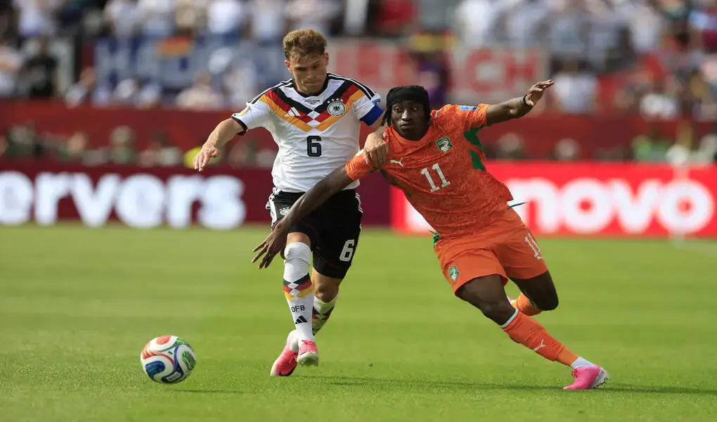 FOTOGRAFÍA. TORONTO (CANADÁ), 21 DE JUNIO DE 2026. Joshua Kimmich (i), de Alemania, disputa el balón con Yan Diomande, de Costa de Marfil, en un partido del grupo E del Mundial de la FIFA 2026 entre Alemania y Costa de Marfil en el estadio BMO en Toronto (Canadá). Efe