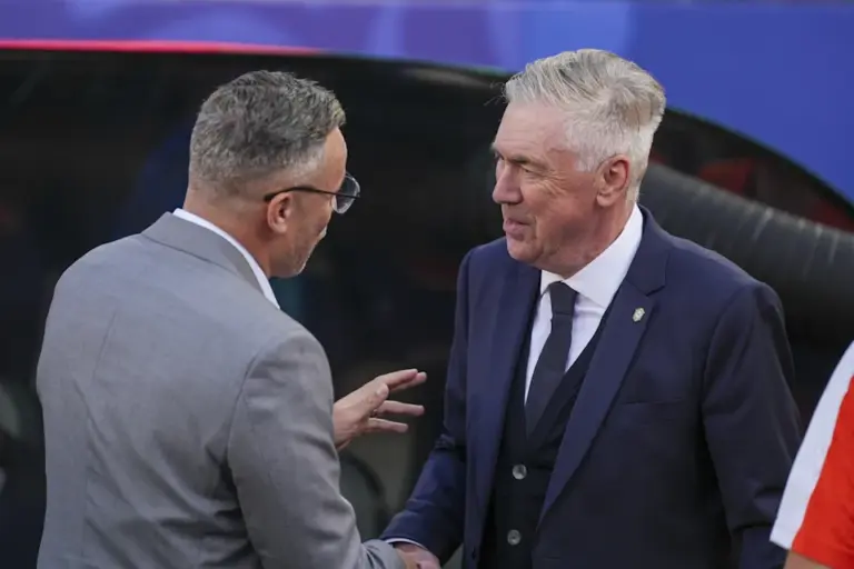 FOTOGRAFÍA. NEWARK (NUEVA JERSEY) ESTADOS UNIDOS DE AMÉRICA, EEUU, 13 DE JUNIO DE 2026. Ancelotti: Brasil mejorará en el próximo partido del Mundial 2026. El seleccionador de Brasil, Carlo Ancelotti (d), saluda a su par de Marruecos, Mohamed Ouahbi (i) este sábado antes del partido entre ambas selecciones que culminó con empate a un gol en el inicio del Grupo C del Mundial 2026. Efe