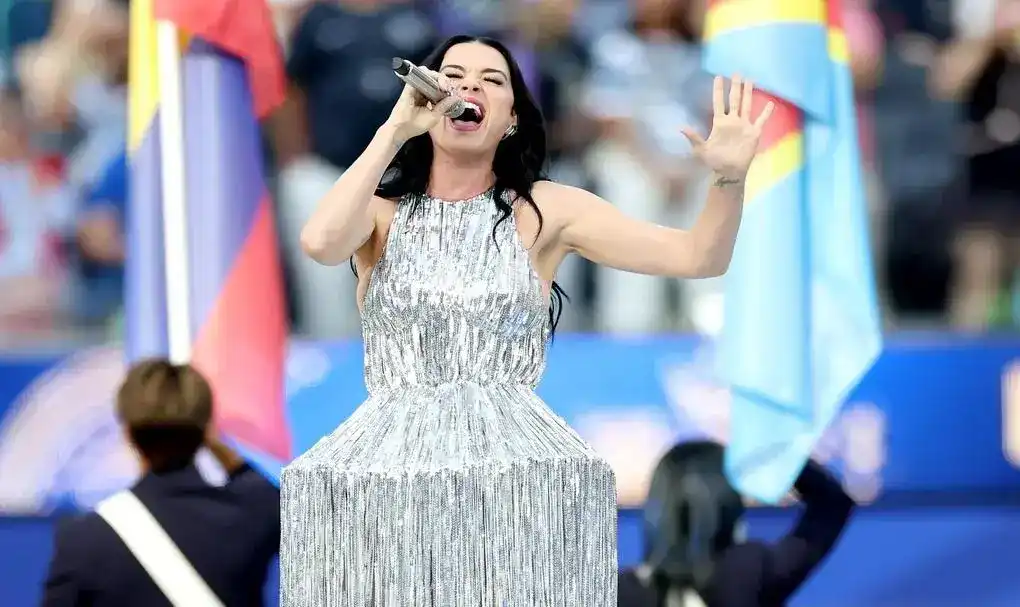 FOTOGRAFÍA. INGLEWOOD (ESTADO DE CALIFORNIA) ESTADOS UNIDOS DE AMÉRICA, EEUU, 12 DE JUNIO DE 2026. American singer Katy Perry and Norwegian singer Tius Luka (L) performs during the pre-match show ahead of the FIFA World Cup 2026 group stage match USA against Paraguay, in Los Angeles, California, USA, 12 June 2026. Efe