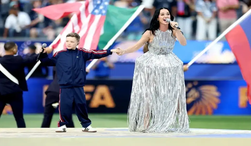 FOTOGRAFÍA. INGLEWOOD (ESTADO DE CALIFORNIA) ESTADOS UNIDOS DE AMÉRICA, EEUU, 12 DE JUNIO DE 2026. American singer Katy Perry and Norwegian singer Tius Luka (L) performs during the pre-match show ahead of the FIFA World Cup 2026 group stage match USA against Paraguay, in Los Angeles, California, USA, 12 June 2026. Efe