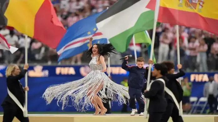 Anitta, Future, Lisa y Katy Perry de Macedo inauguran el Mundial 2026 en EEUU (7) FOTOGRAFÍA. INGLEWOOD (ESTADO DE CALIFORNIA) ESTADOS UNIDOS DE AMÉRICA, EEUU, 12 DE JUNIO DE 2026. American singer Katy Perry and Norwegian singer Tius Luka (L) performs during the pre-match show ahead of the FIFA World Cup 2026 group stage match USA against Paraguay, in Los Angeles, California, USA, 12 June 2026. Efe