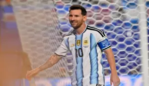 FOTOGRAFÍA. KANSAS CITY (ESTADOS UNIDOS DE AMÉRICA, EEUU), 16 D EJUNIO DE 2026. Argentina de Messi vence a Argelia por 3-0. Lionel Messi escribió una nueva página en la historia grande del fútbol al marcar los tres goles con los que Argentina venció por 3-0 a Argelia en un partido que lo llevó a alcanzar al alemán Miroslav Klose como máximo goleador de los Mundiales, con 16. Efe