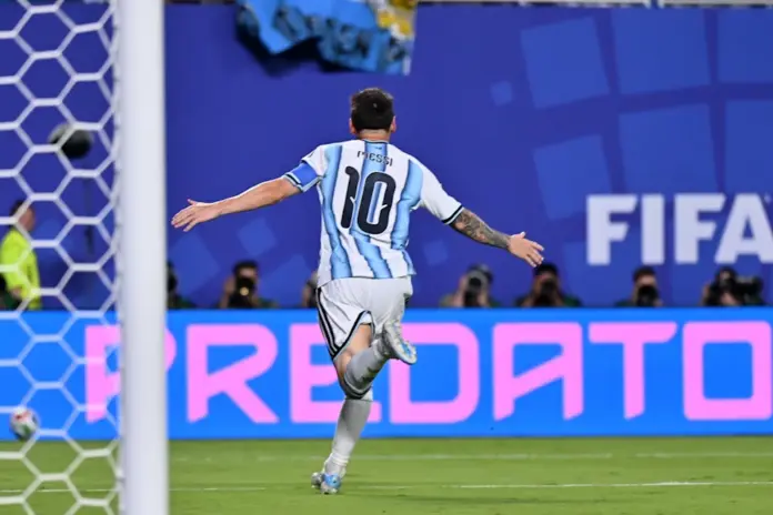 Argentina-Argelia, Messi, Mundial 2026, Argentina de Messi vence a Argelia por 3-0 (2) FOTOGRAFÍA. KANSAS CITY (ESTADOS UNIDOS DE AMÉRICA, EEUU), 16 D EJUNIO DE 2026. Argentina de Messi vence a Argelia por 3-0. Lionel Messi escribió una nueva página en la historia grande del fútbol al marcar los tres goles con los que Argentina venció por 3-0 a Argelia en un partido que lo llevó a alcanzar al alemán Miroslav Klose como máximo goleador de los Mundiales, con 16. Efe