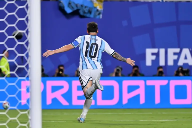 FOTOGRAFÍA. KANSAS CITY (ESTADOS UNIDOS DE AMÉRICA, EEUU), 16 D EJUNIO DE 2026. Argentina de Messi vence a Argelia por 3-0. Lionel Messi escribió una nueva página en la historia grande del fútbol al marcar los tres goles con los que Argentina venció por 3-0 a Argelia en un partido que lo llevó a alcanzar al alemán Miroslav Klose como máximo goleador de los Mundiales, con 16. Efe