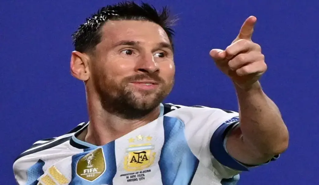 FOTOGRAFÍA. KANSAS CITY (ESTADOS UNIDOS DE AMÉRICA, EEUU), 16 D EJUNIO DE 2026. Argentina de Messi vence a Argelia por 3-0. Lionel Messi escribió una nueva página en la historia grande del fútbol al marcar los tres goles con los que Argentina venció por 3-0 a Argelia en un partido que lo llevó a alcanzar al alemán Miroslav Klose como máximo goleador de los Mundiales, con 16. Efe