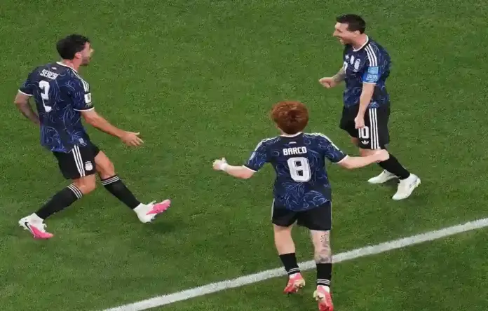 FOTOGRAFÍA. ARLINGTON (ESTADO DE VIRGINIA) ESTADOS UNIDOS DE AMÉRICA, EEUU, 27 DE JUNIO DE 2026. Argentina se impone con comodidad a Jordania 1-3. Lionel Messi (d) descansó una hora y en los restantes 30 minutos anotó un golazo de tiro libre que lo consolidó en Arlington (Texas) con 6 como máximo goleador del torneo y elevó a 19 su récord en la historia de todas las copas. Efe