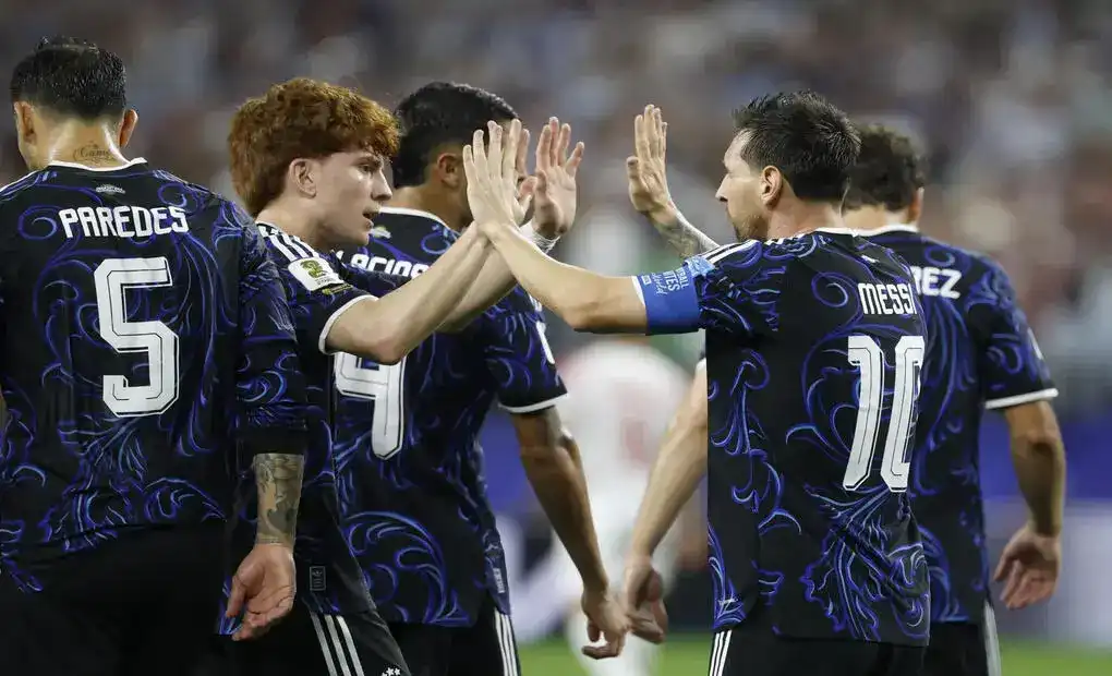 FOTOGRAFÍA. ARLINGTON (ESTADO DE VIRGINIA) ESTADOS UNIDOS DE AMÉRICA, EEUU, 27 DE JUNIO DE 2026. Argentina se impone con comodidad a Jordania 1-3. Jugadores de Argentina celebran ese sábado en Dallas la tercera victoria en el Mundial en igual número de salidas. Efe