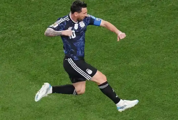 FOTOGRAFÍA. ARLINGTON (ESTADO DE VIRGINIA) ESTADOS UNIDOS DE AMÉRICA, EEUU, 27 DE JUNIO DE 2026. Argentina se impone con comodidad a Jordania 1-3. Lionel Messi descansó una hora y en los restantes 30 minutos anotó un golazo de tiro libre que lo consolidó en Arlington (Texas) con 6 como máximo goleador del torneo y elevó a 19 su récord en la historia de todas las copas. Efe