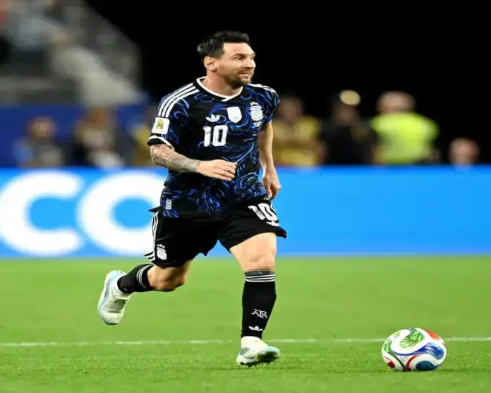 FOTOGRAFÍA. ARLINGTON (ESTADO DE VIRGINIA) ESTADOS UNIDOS DE AMÉRICA, EEUU, 27 DE JUNIO DE 2026. Argentina se impone con comodidad a Jordania 1-3. Lionel Messi descansó una hora y en los restantes 30 minutos anotó un golazo de tiro libre que lo consolidó en Arlington (Texas) con 6 como máximo goleador del torneo y elevó a 19 su récord en la historia de todas las copas. Efe