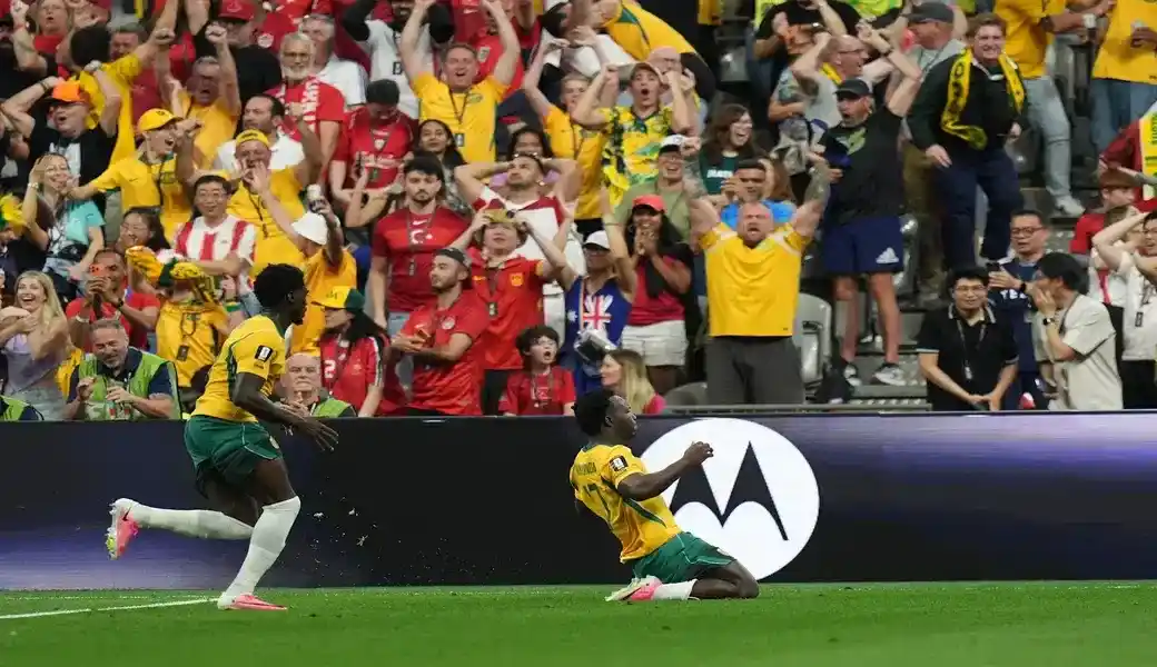 FOTOGRAFÍA. VANCOUVER (COLOMBIA BRITÁNICA) CANADÁ, 14 DE JUNIO DE 2026. Australia protagoniza la sorpresa del Mundial 2026 ante Turquía (2-0). Mohamed Toure of Australia watches as Nestory Irankunda celebrates his goal in the first half during the FIFA World Cup 2026 group stage match Australia against Turkey, in Vancouver, Canada, 13 June 2026. (Turquía). Efe