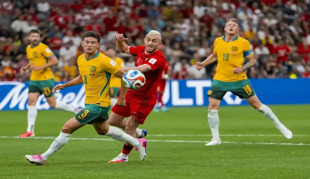FOTOGRAFÍA. VANCOUVER (COLOMBIA BRITÁNICA) CANADÁ, 14 DE JUNIO DE 2026. Australia protagoniza la sorpresa del Mundial 2026 ante Turquía (2-0). Alessandro Circati (I) de Australia y Baris Alper Yilmaz (C) de Turquía en acción durante la primera mitad del partido de la fase de grupos de la Copa Mundial de la FIFA 2026 entre Australia y Turquía, Vancouver, Canadá. Efe