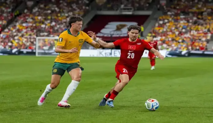 FOTOGRAFÍA. VANCOUVER (COLOMBIA BRITÁNICA) CANADÁ, 14 DE JUNIO DE 2026. Australia protagoniza la sorpresa del Mundial 2026 ante Turquía (2-0). Alessandro Circati de Australia y Ferdi Kadioglu de Turquía en acción durante la primera mitad del partido de la fase de grupos de la Copa Mundial de la FIFA 2026 entre Australia y Turquía, Vancouver, Canadá. Efe 