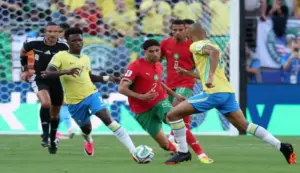 FOTOGRAFÍA. NEWARK (NUEVA JERSEY) ESTADOS UNIDOS DE AMÉRICA, EEUU, 13 DE JUNIO DE 2026. Brasil demuestra que no está entre las favoritas ante Marruecos (1-1). Vinicius Junior (i), de Brasil, disputa el balón con Achraf Hakimi (c), de Marruecos, este sábado durante un partido del Grupo C del Mundial 2026. Efe