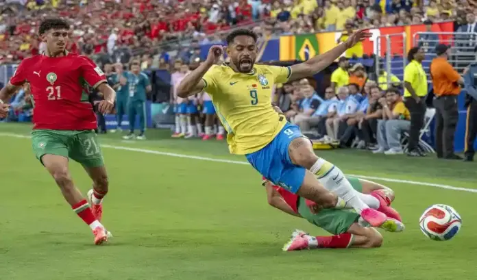 Brasil demuestra que no está entre las favoritas ante Marruecos (1-1) (2) FOTOGRAFÍA. NEWARK (NUEVA JERSEY) ESTADOS UNIDOS DE AMÉRICA, EEUU, 13 DE JUNIO DE 2026. Brasil demuestra que no está entre las favoritas ante Marruecos (1-1). Matheus Cunha (d), de Brasil,, disputa el balón con Noussair Mazraoui (atrás), de Marruecos. Efe