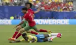 FOTOGRAFÍA. NEWARK (NUEVA JERSEY) ESTADOS UNIDOS DE AMÉRICA, EEUU, 13 DE JUNIO DE 2026. Brasil demuestra que no está entre las favoritas ante Marruecos (1-1). Vinicius Junior (abajo), de Brasil, pierde la pelota con dos rivales marroquíes este sábado durante un partido del Grupo C del Mundial 2026 en el estadio MetLife en Nueva Jersey. Efe