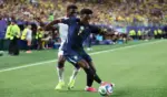 FOTOGRAFÍA. FILADELFIA (ESTADO DE PENSILVANIA) ESTADOS UNIDOS DE AMÉRICA, EEUU, 19 DE JUNIO DE 2026. Brasil golea a un Haití primera selección eliminada 3-0. Vinícius Júnior (d), de Brasil, disputa el balón con Carlens Arcus, de Haití, en el estadio Lincoln Financial Field en Filadelfia. Efe