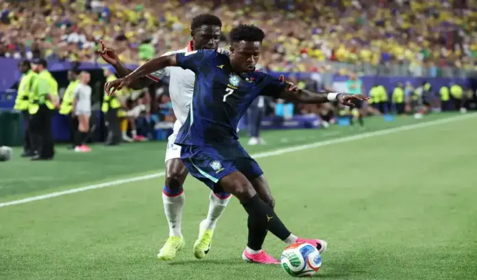 FOTOGRAFÍA. FILADELFIA (ESTADO DE PENSILVANIA) ESTADOS UNIDOS DE AMÉRICA, EEUU, 19 DE JUNIO DE 2026. Brasil golea a un Haití primera selección eliminada 3-0. Vinícius Júnior (d), de Brasil, disputa el balón con Carlens Arcus, de Haití, en el estadio Lincoln Financial Field en Filadelfia. Efe