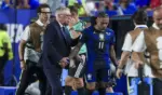 FOTOGRAFÍA. FILADELFIA (ESTADO DE PENSILVANIA) ESTADOS UNIDOS DE AMÉRICA, EEUU, 19 DE JUNIO DE 2026. Brasil golea a un Haití primera selección eliminada 3-0. El seleccionador de Brasil, Carlo Ancelotti, consuela a Raphinha, quien salió lesionado ante Haití. Efe